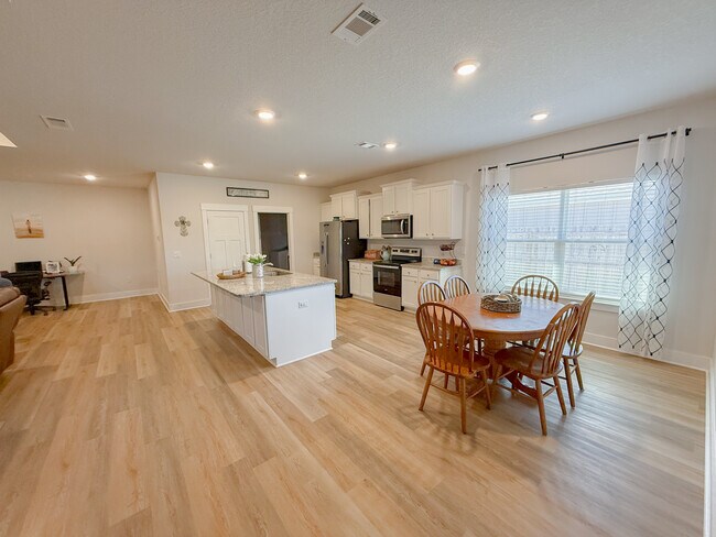 Foto del edificio - 6581 Forest Bay Ave