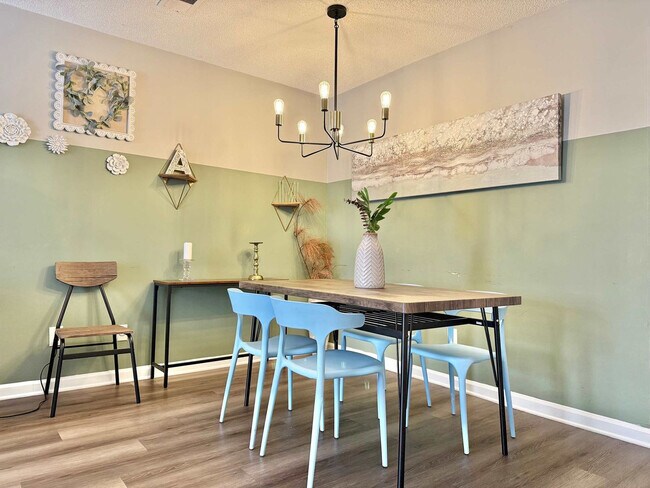 Foto del edificio - 1275 Sweet Pine Dr