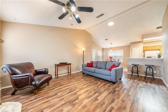 Foto del edificio - 3010 Red Bay Dr