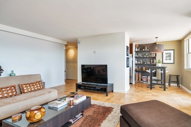 Building Photo - 6040 Boulevard E