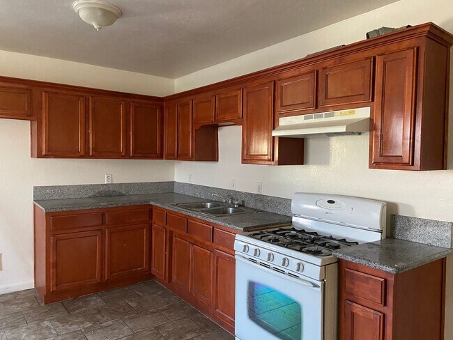 Foto del edificio - Large three bedroom apartment!