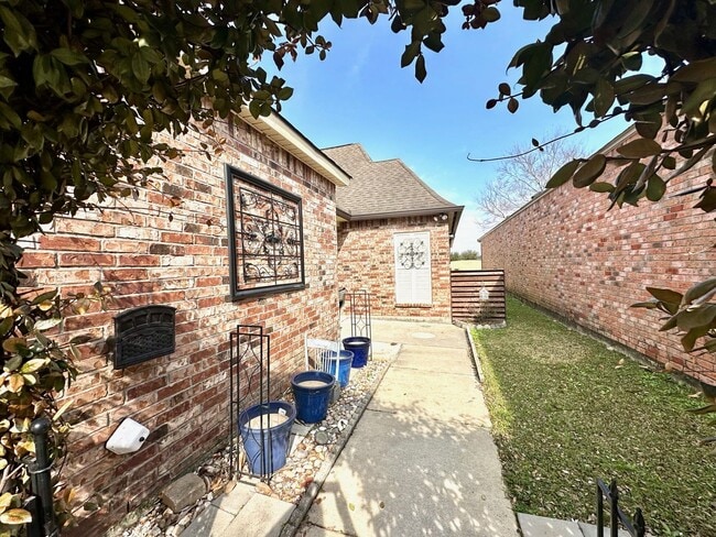 Building Photo - 5379 Courtyard Dr