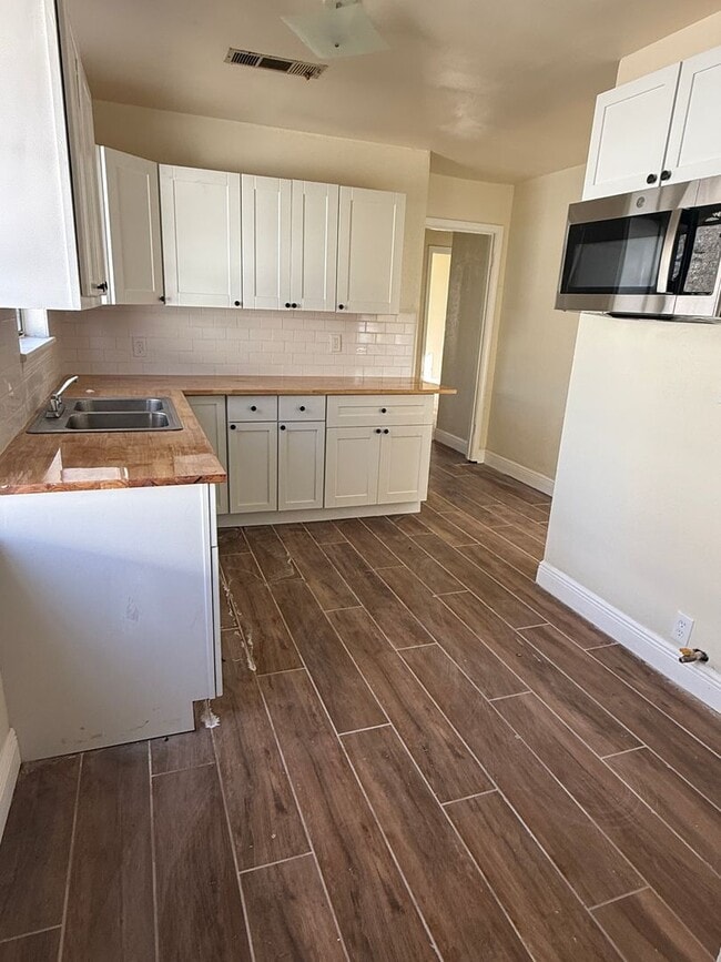 Building Photo - 2 Bedroom 1 Bathroom