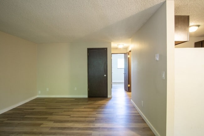 Building Photo - Top Floor 2-Bed in Multnomah Village Ready...