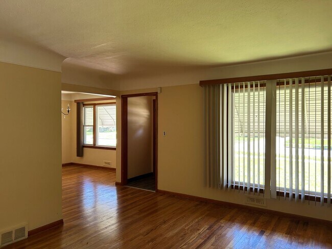 Foto del edificio - Brick 4 Bedrooms house is South Euclid With 2 Cars Detached Garage for Rent