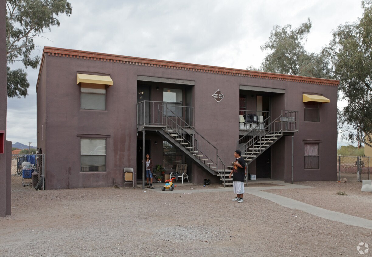 Foto principal - 1225-1231 E Milton Rd