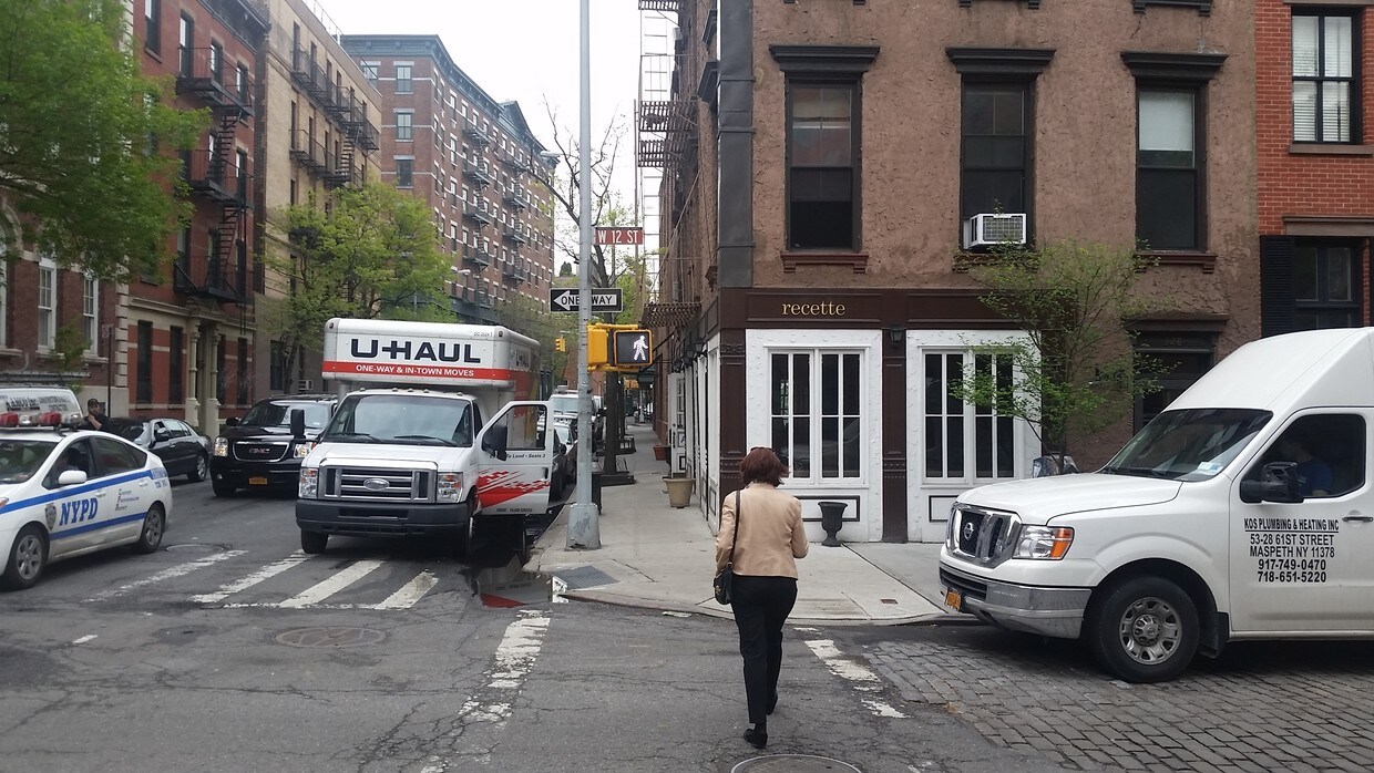 Foto del edificio - 328 W 12th St