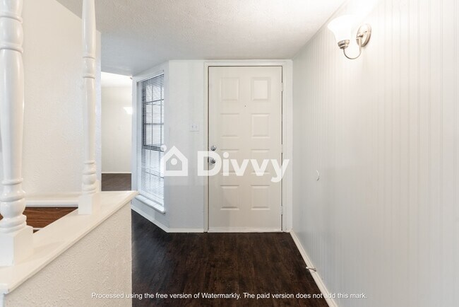 Building Photo - 2324 Escalante Ave, Fort Worth, TX 76112, USA