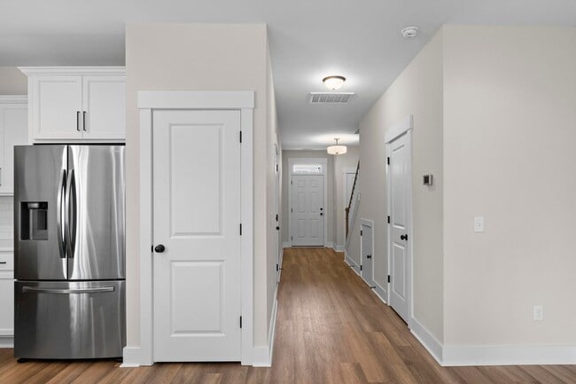 Building Photo - Townhome in Hampstead!
