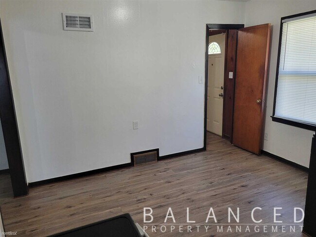 Building Photo - 2 br, 1 bath House - 715 SW Medford Ave