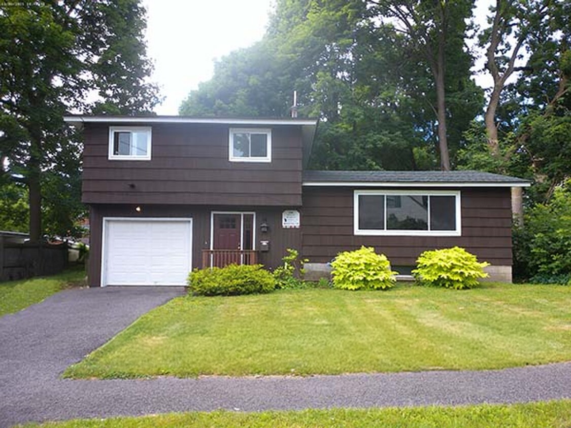 Foto principal - AVAILABLE 7/1/26 - Beautiful 5 Bedroom Sin...