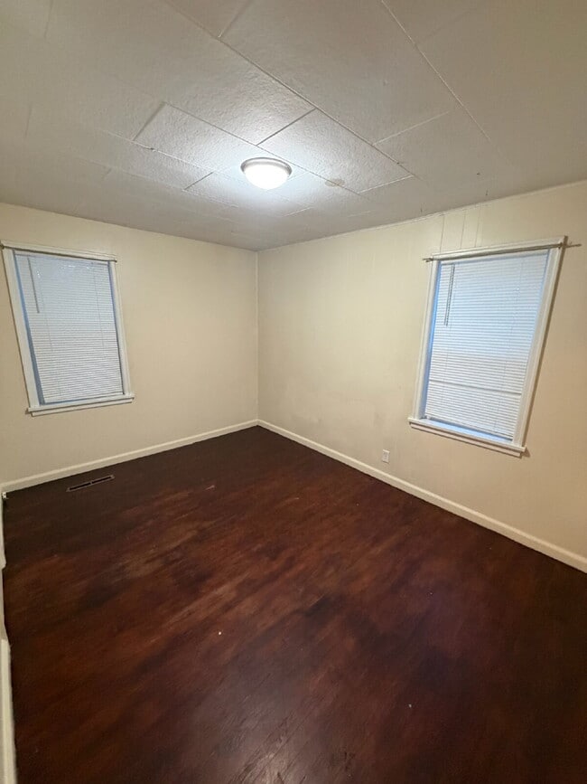 Building Photo - 424 N Rouse Ave