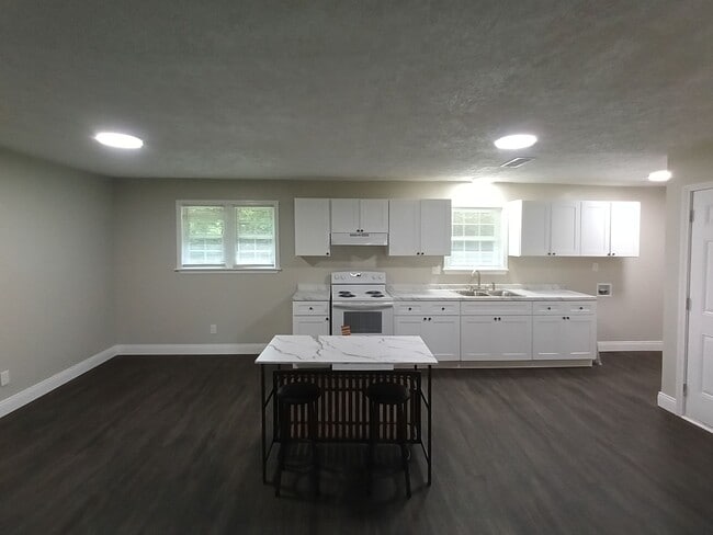 Building Photo - 47 Oakwood Dr