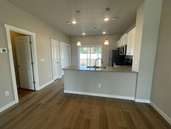 Foto del edificio - Brand New Townhome with Private Patio!