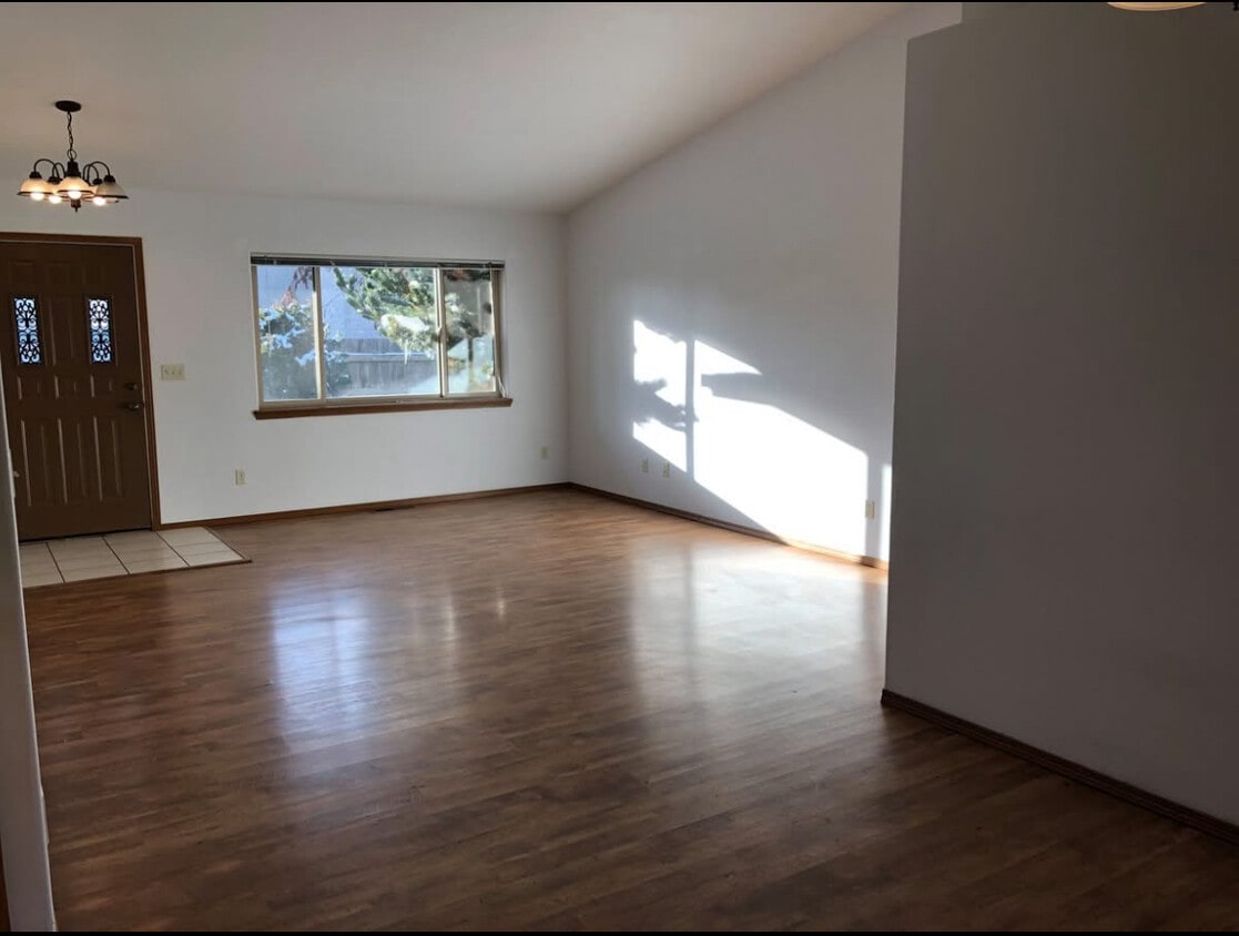 Primary Photo - 501 E Walnut Cir