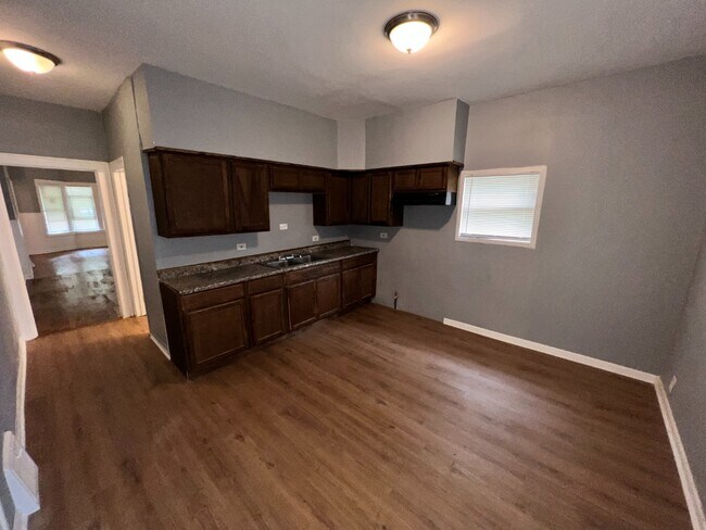 Foto del edificio - Freshly Renovated 5-Bedroom Home in South Chicago – Available Oct 15