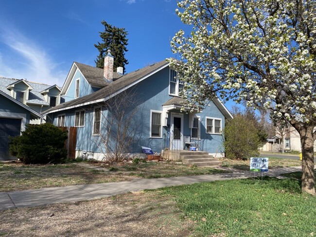 Building Photo - STUDENTS WELCOME! Quaint Single-Family Hom...