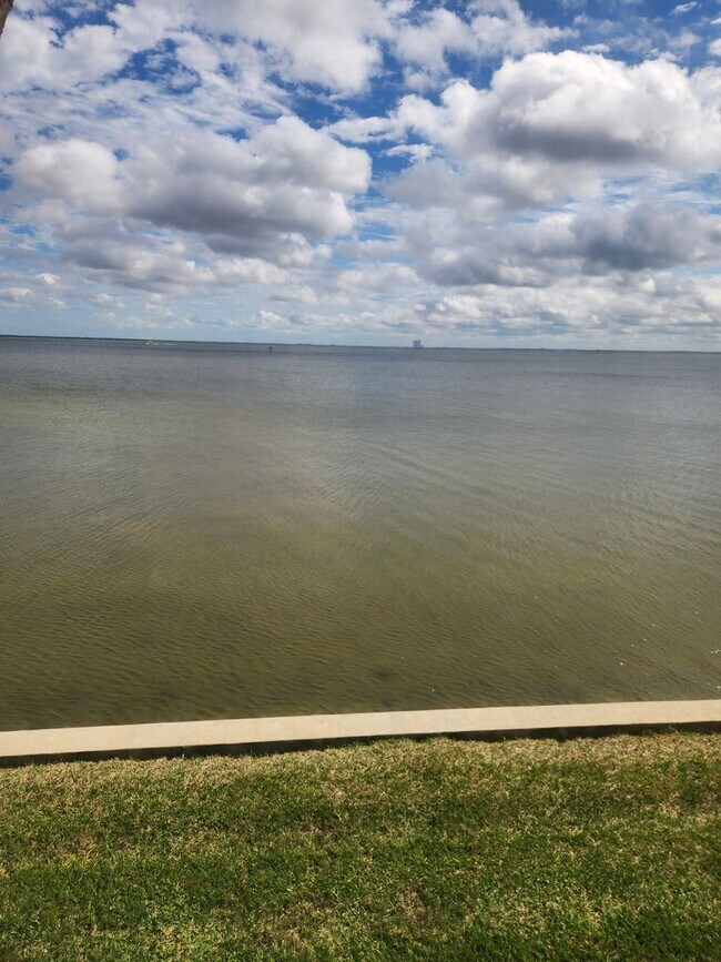 Foto del edificio - Waterfront 2 bedroom 2 Bath