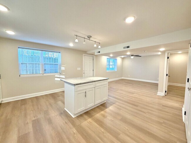 Building Photo - 917 Sinclair Dr