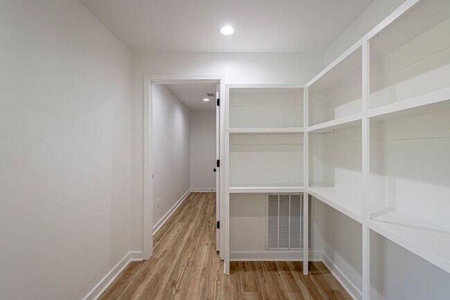 Foto del edificio - Large Open-Concept 4 Bedroom with Stunning Pond Views!