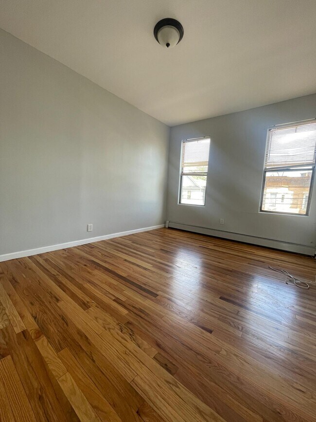 Unit 2 - 31 Bartholdi Ave