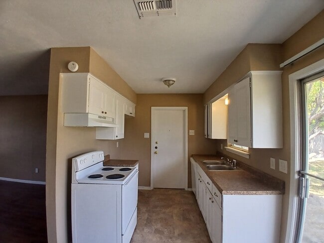 Foto del edificio - Charming 3-Bedroom Home with Private Backyard Oasis