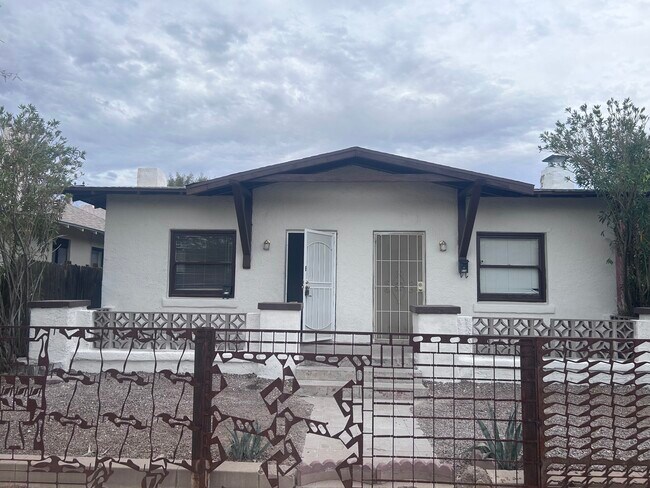 Casa principal - 616 E 8th St