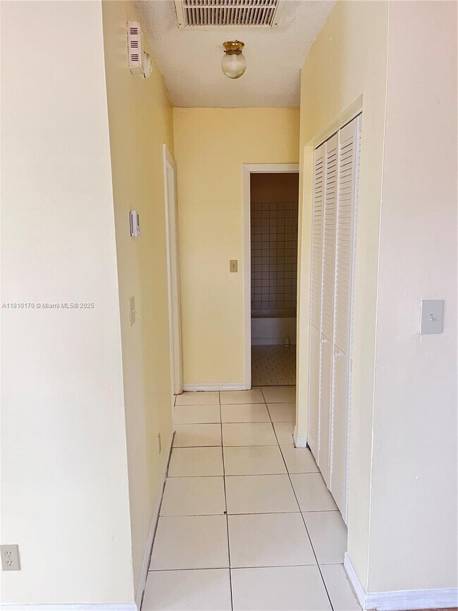Foto del edificio - 2733 NW 13th Ct