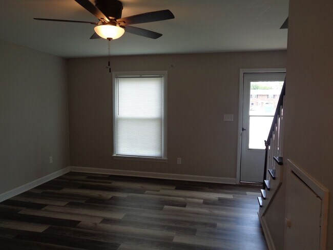 Building Photo - Remodeled Townhouse Apartment in the Heart...