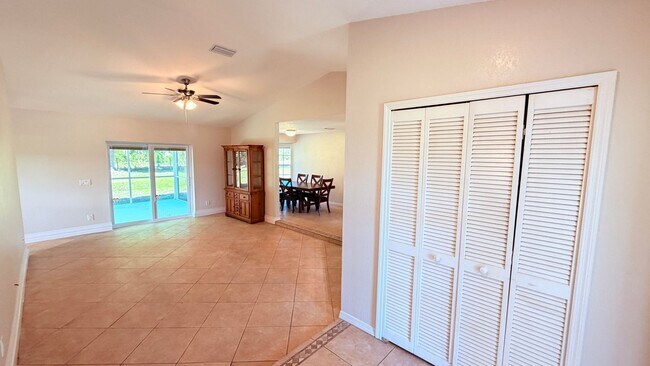 Foto del edificio - Bright & Spacious 3/2 Home with Huge Yard + Screened Patio — Lawn Care Included!