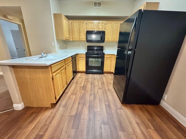 Building Photo - **WINTER SPECIAL !!  $500 -OFF 1ST MONTHS RENT IF MOVED IN WITHIN 2 WEEKS! ***SPACIOUS 1 BEDROOM,...
