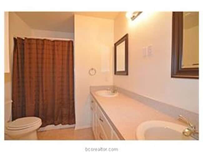 Building Photo - Large 3/2 duplex with large fenced back yard