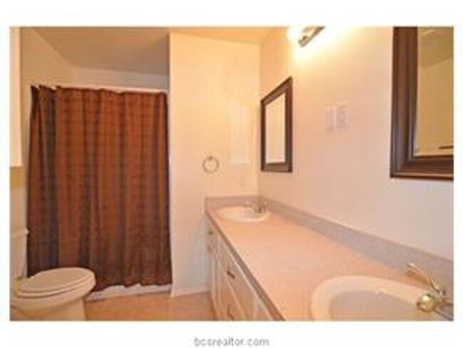 Foto del edificio - Large 3/2 duplex with large fenced back yard