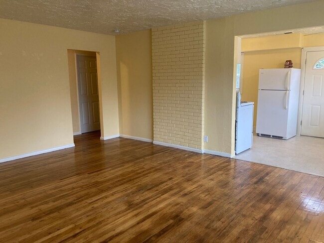 Photo - Charming Bungalow in Roselawn – Available ... House