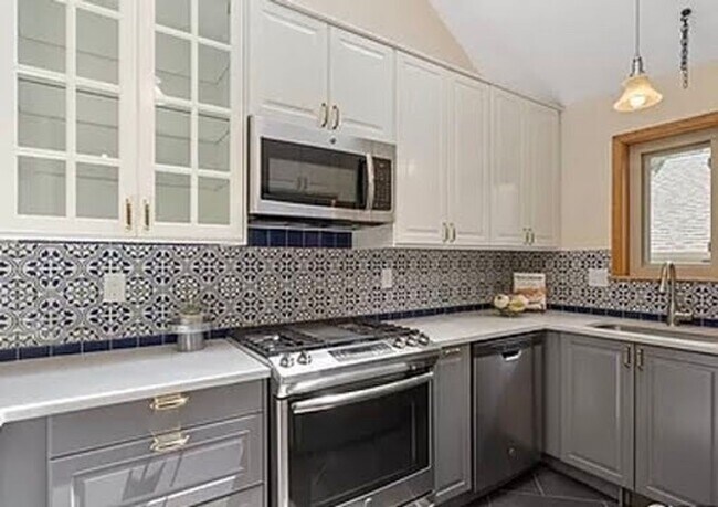 Foto del edificio - Charming 4-Bedroom Home in Prime Location!