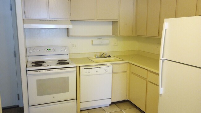 Foto del edificio - Great location off Leetsdale/Parker and Florida with lots of amenities such as AC, pool, hot tub,...