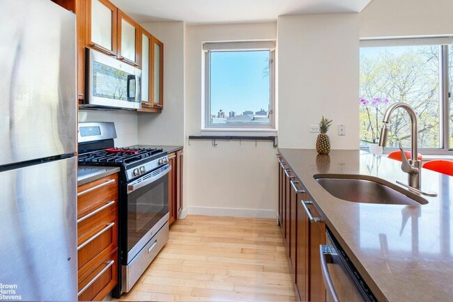 Building Photo - 3585 Greystone Ave