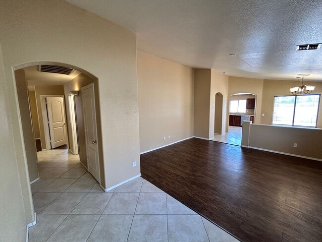 Building Photo - ? Large 4Bdm 3Ba Avondale Home *NO* Carpet ?