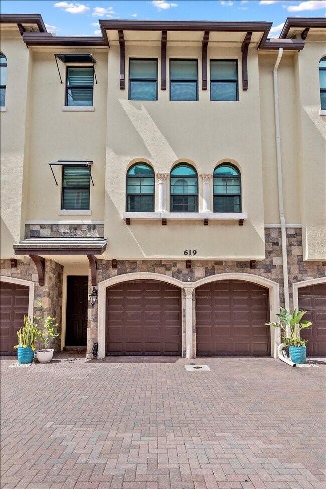 Foto del edificio - 619 Windward Cir N