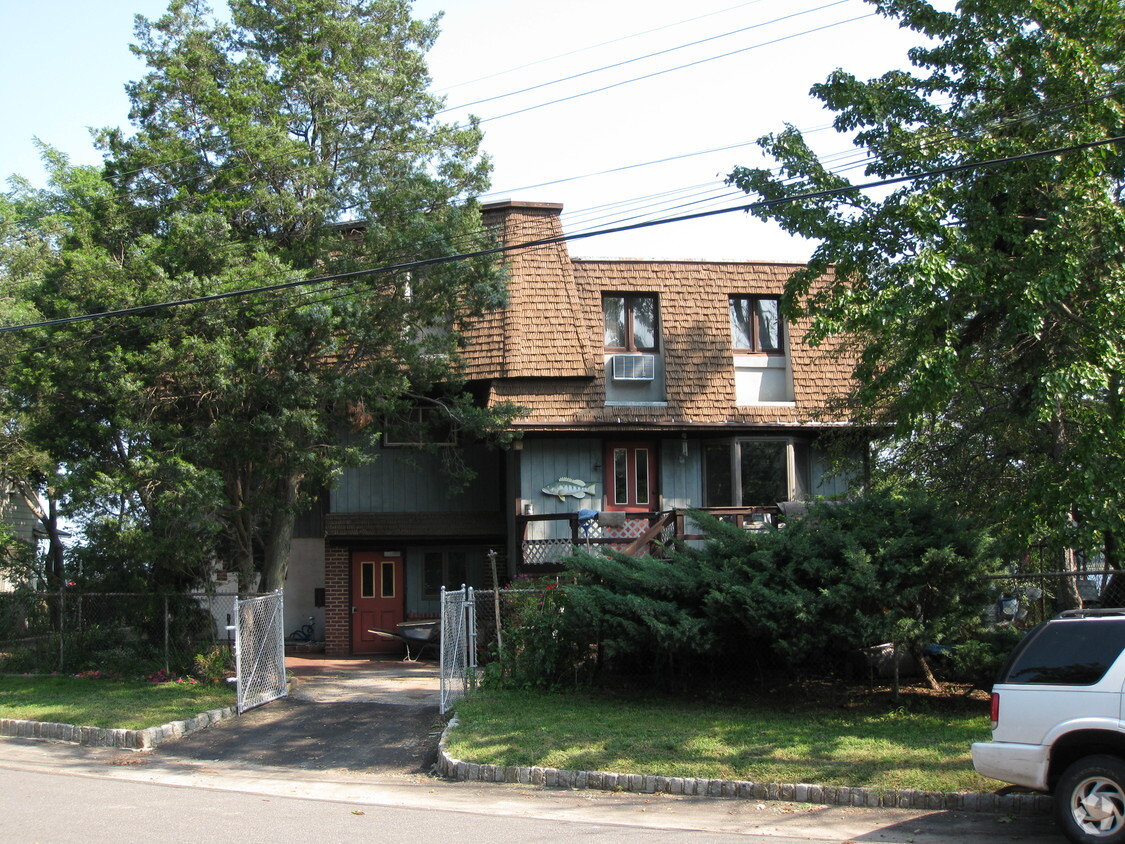 Building Photo - 25 Knollwood Ave