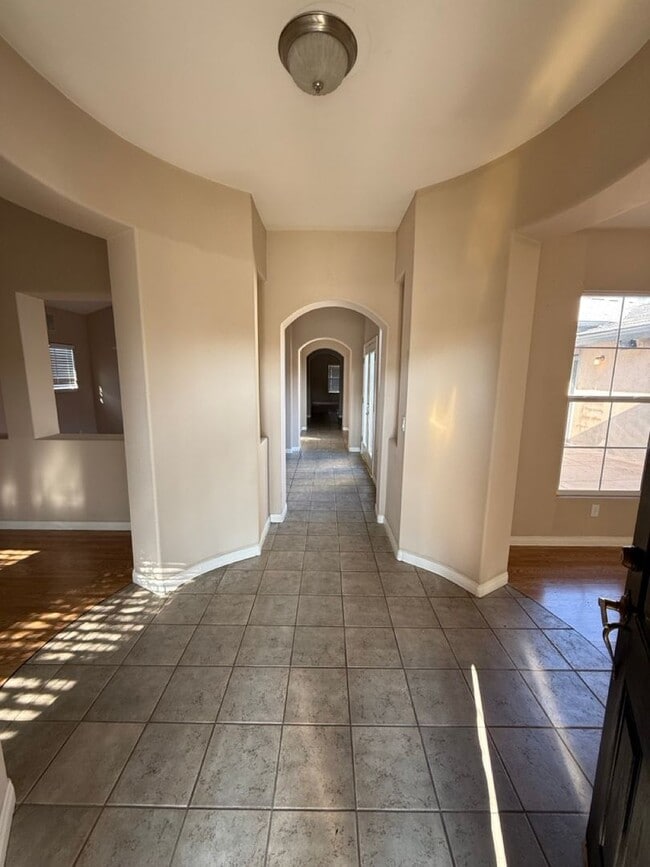 Building Photo - Spacious 4-Bedroom, 2-Bathroom Home in Southwest Bakersfield