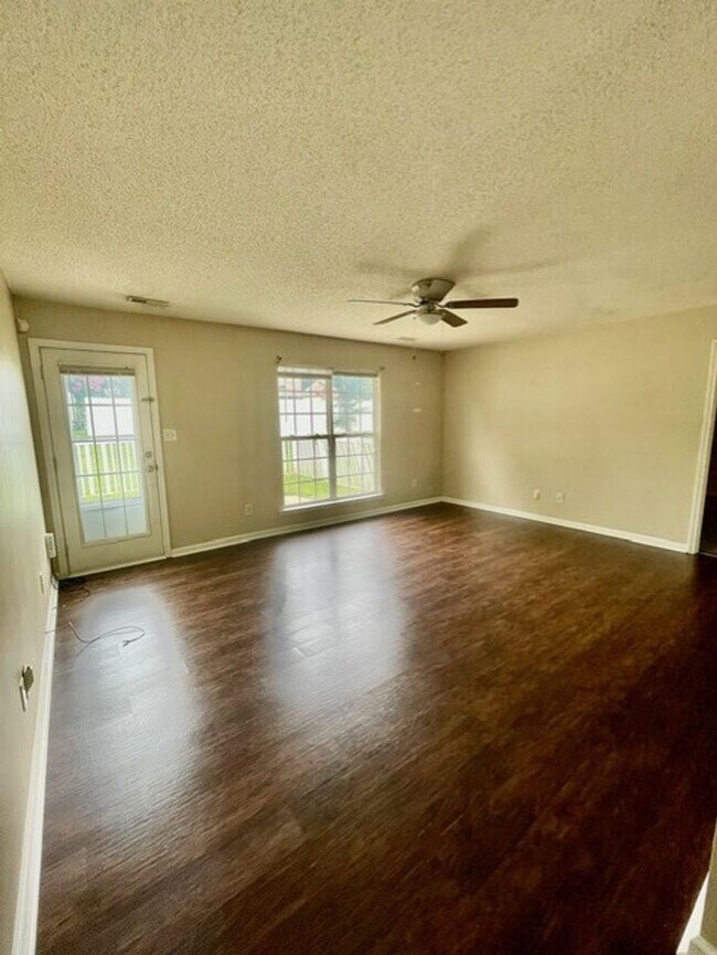 Foto del edificio - Must see this Adorable 3 bedroom 2 bath 2 ...