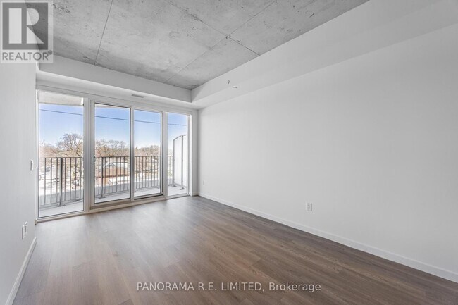 Building Photo - 689 The Queensway