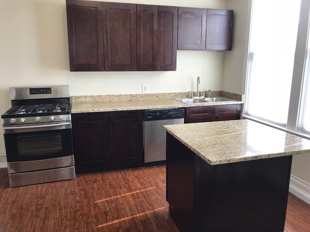 Foto principal - 1959 W Dickens Ave