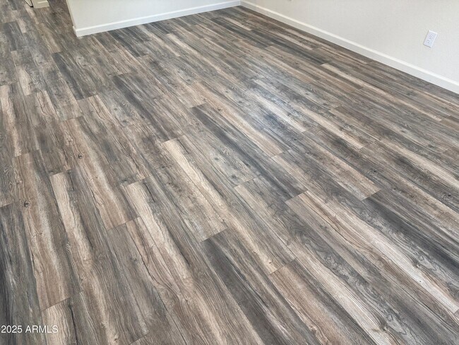 Foto del edificio - 217 W Estate Ln