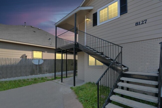 Foto del edificio - 8127 Colonial Ln