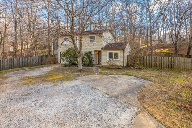 Building Photo - 9056 Andromeda Dr, Burke, Va 22015 - Liste...