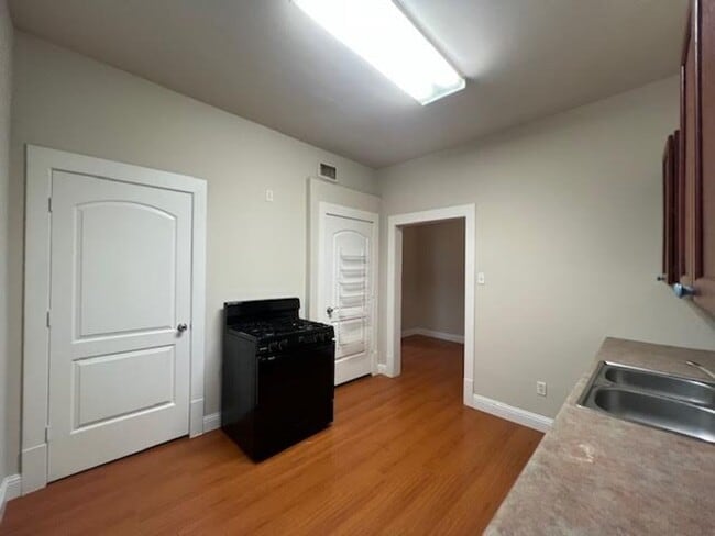 Foto del edificio - 2208 Sanger Ave