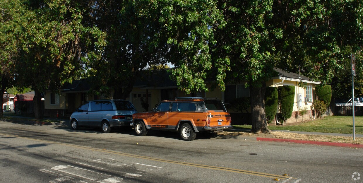 Foto del edificio - 441-445 E Humboldt St