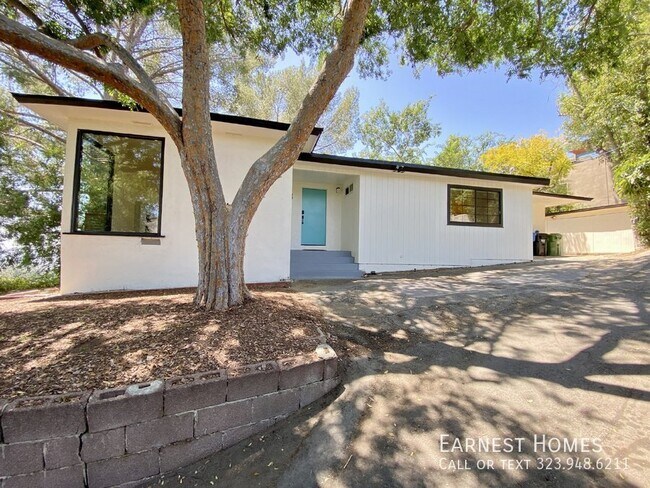 Foto del edificio - 2736 Hollyridge Dr